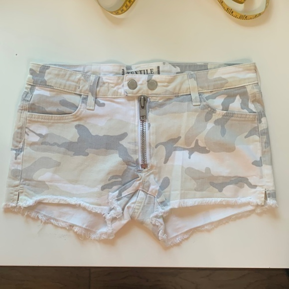 Elizabeth and James camo shorts / textile
